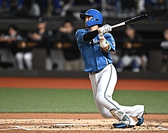 世界棒球經典賽（WBC）台灣隊27日在台日國際棒球交流賽迎戰日本職棒北海道日本火腿鬥士隊，2局
上，火腿隊郡司裕也（圖）敲出一發陽春砲。
