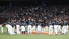 世界棒球經典賽(WBC)在即，台灣隊昨日與日職北海道日本火腿鬥士隊交手後，今天下午將前往日本宮崎參加官辦熱身賽。圖為台灣隊昨日對火腿隊吞敗後，選手賽後在場中向球迷致意。
