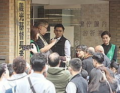 義光教會28日舉行林宅祖孫46週年追思禮拜，副總統蕭美琴(後右3)出席。