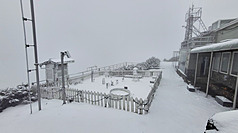 氣象署說明，28日3500公尺以上高山有零星降雪機會，玉山氣象站上午7時10分降雪，10時雪深已達4公分，目前持續降雪中。（氣象署提供）
