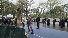 總統賴清德(中)28日南下高雄出席228事件中樞紀念儀式，結束後冒雨步行至會場對面的228和平紀念公園獻花致意。