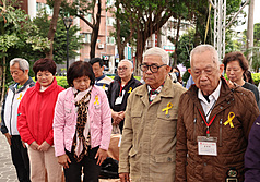 新北市228事件79週年紀念儀式28日下午在新北三重舉行，受難者家屬與現場貴賓一同默哀。