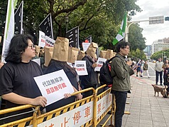 台北市228事件79週年紀念會28日下午舉行，獨派團體和部分受難者家屬聚集在場外抗議，警方現場進行安全維護。