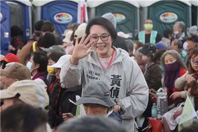 黃偵琳(圖)在臉書發文表示，經過一夜沉澱，感謝所有朋友的指教跟提醒，很抱歉造成社會紛擾，決定退出2026年高雄市左營、楠梓選區的市議員初選，誠心地面對自己所犯錯誤，承擔負責。(圖：黃偵琳臉書)