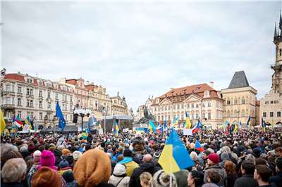 俄羅斯全面入侵烏克蘭即將邁入第4年，21日有上千人聚集在布拉格舊城廣場參加「共同為烏克蘭！」(Společně za Ukrajinu!)集會。(X平台/@Vasyl_Zvarych)