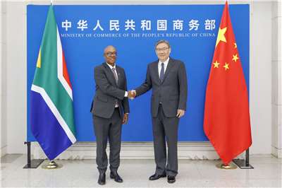 南非貿工部長派克斯濤(Parks Tau)(左)與中國商務部長王文濤(右)簽署了框架性經濟夥伴關係協議。(圖：中國商務部)
