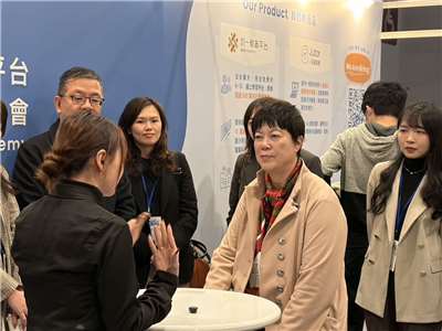 台積電企業永續資深副總經理何麗梅(右2)認為，AI時代需要以人為本的領導思維，同理心、勇氣與經營關係都相當重要。(蔡芃敏 攝)