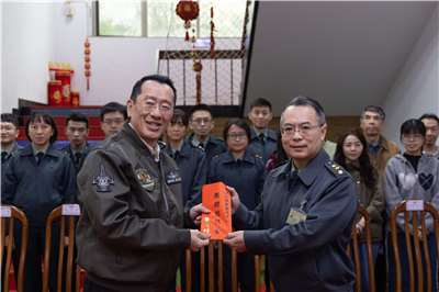 國防部長顧立雄2日上午前往北部軍備單位官兵，提前向國軍祝賀新春佳節愉快。(圖：國防部提供)