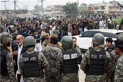 巴基斯坦首都清真寺自殺炸彈攻擊至少31死。