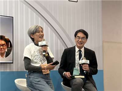 數發部長林宜敬(右)指出，他是古典文學愛好者，特別鍾情史記與聊齋志異，就連赴美留學時也隨身攜帶閱讀。(蔡芃敏 攝)