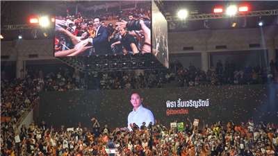 泰國2/8將舉行國會大選，6日晚間人民黨舉行選前造勢活動，當皮塔(Phitha Limcharoenrat)出場時，支持者情緒沸騰。(圖:洪耀南提供)