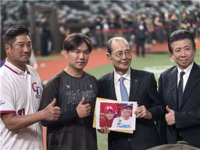 經典賽台灣隊內野手江坤宇(左二)特地帶來兒時與「OH桑」王貞治(右二)的合影，當面請偶像簽名留念，完成多年來的心願。(江昭倫 攝)