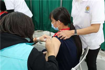 圖為國中女生HPV疫苗接種。中央社資料照片。