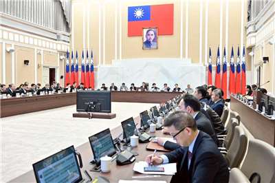 立院日前修正通過「衛星廣播電視法」等法案，政院人士表示，將與專家討論決定如何啟動憲政救濟手段。圖為行政院召開院會。(FB@中華民國行政院)