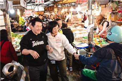 民進黨新北市長參選人蘇巧慧1日赴三重力行市場掃街拜年。(FB@蘇巧慧)