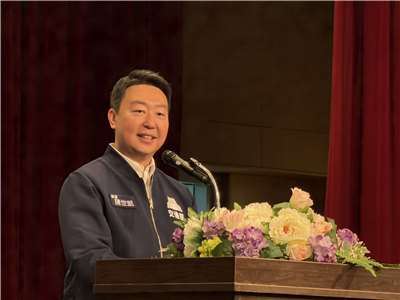 交通部長陳世凱23日在交通部新春團拜時指出，春節連假期間不僅桃園國際機場頭一天的疏運量就創下有史以來的新高，代表台灣國際旅遊暢旺，國旅人次更是「新春開紅盤」，較去年超過百分百！(吳琍君 攝)