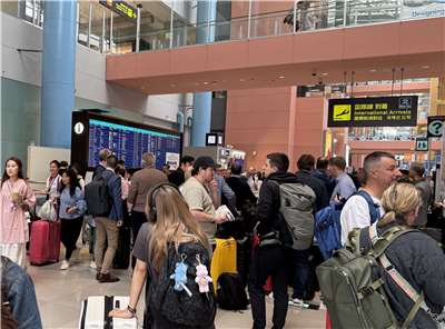 香港旅行社一名高管表示，近兩個月赴日旅遊的預訂量持續增長，預計今年全年將增長3至4成。圖為日本關西機場人潮。(央廣資料照)