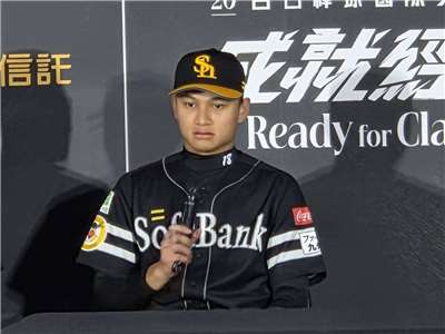日本職棒福岡軟銀鷹派出台灣強投徐若熙先發對決經典賽台灣代表隊，以火球壓制展現宰制力，獲得兩隊總教練高度讚賞。即將轉戰台灣隊報到的徐若熙強調：「會用盡全力幫助球隊。」(江昭倫 攝)