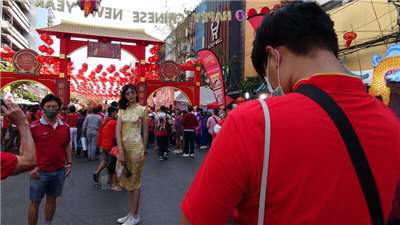 圖為2023年的農曆春節，泰國民眾穿上旗袍到曼谷唐人街拍照。 (圖：中央社檔案照)