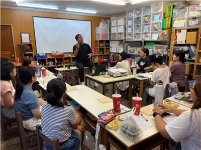 康Sir經常受邀對老師及家長進行培訓或分享演講