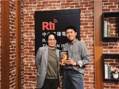 主持人內克與來賓J藥師（左）