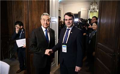 捷克外交部表示，盼與中國維持穩定關係，恢復上海直航。圖為捷克外交部長馬欽卡(Petr Macinka)(右)與中國外交部長王毅(左)在慕尼黑安全會議會晤。(圖：捷克外交部臉書)