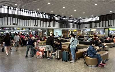 民航局15日上午表示，因濃霧影響，馬祖南竿、北竿機場航班暫停起降。圖為民眾在機場等候。資料照。(民航局提供)