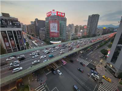 示意圖，圖為台北市建國高架道路排隊車潮。(饒辰書 攝)