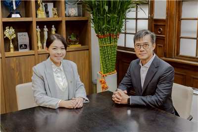 新竹市長高虹安(左) 延攬前職棒名將林琨瀚(右)擔任副市長。(新竹市政府官網)