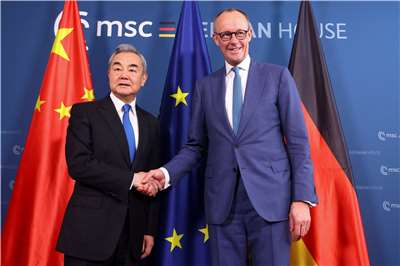 德國總理梅爾茨(Friedrich Merz)(右)、中國外交部長王毅(左)。