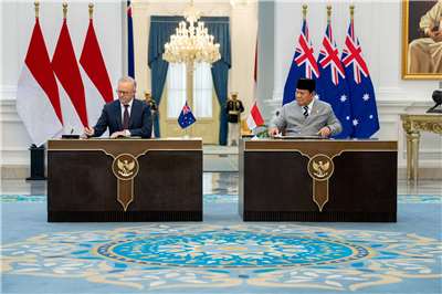 印尼總統普拉伯沃(Prabowo Subianto)(右)與澳洲總理艾班尼斯(Anthony Albanese)(左)6日在雅加達簽署新的安全協議。(X平台/@AlboMP)
