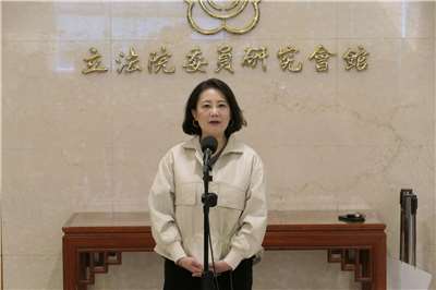 針對賴清德總統呼籲朝野政黨在年後開議後儘速審議並通過國防特別條例，民眾黨團隨即同意將政院版條例付委審查，兼任民進黨政策會執行長的立委吳思瑤12日表示，軍購要通過，不會只有綠白合作就能順利進行，而是需要綠藍白一起合作。(趙婉淳 攝)