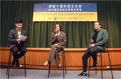 Rti央廣烏克蘭語主持人申武松(左)，邀請兩位烏克蘭記者Anna Lvova(中)、Taras Andrukhovych(右)分享他們眼中的台灣。