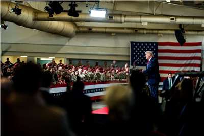 美國總統川普13日在北卡羅來納州布拉格堡(Fort Bragg)軍事基地會見逮捕委內瑞拉總統馬杜洛精銳部隊，並發表談話。(X平台/@WhiteHouse)