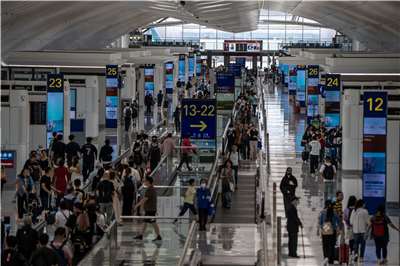 春節即將來臨，香港和中國大陸同時放長假。圖為繁忙的香港機場資料照。