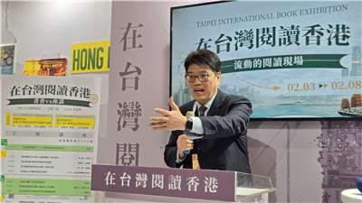 陸委會主委邱垂正出席「在台灣閱讀香港」書展專區開幕茶會，會前回應立委李貞秀國籍爭議。(陳國維 攝)