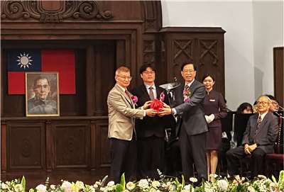 台師大23日舉行第15任校長交接典禮，新校長宋曜廷(右)走馬上任。（楊雨青攝）