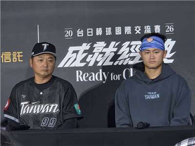 經典賽台灣隊總教練曾豪駒(左)27日出席台日國際交流賽後記者會，談及台灣隊最新狀態和未來佈局考量。右為捕手蔣少宏。(江昭倫 攝)
