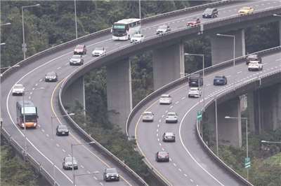 中央氣象署13日提醒，小年夜前要留意濃霧對返鄉過節的交通影響。(圖：中央社)