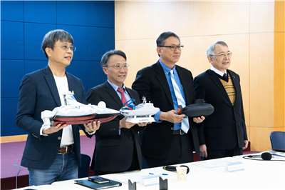 台船公司6日由董事長陳政宏(右二)帶隊，在台北召開媒體座談會，表示「海鯤艦」的潛航測試正按步就班的進行中，目前已完成「呼吸管深度測試」階段，六月交艦的目標沒有改變。(楊仁翔 攝)