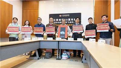 公民監督聯盟9日偕同多個小黨召開記者會，呼籲藍、白兩黨應回歸理性審查，勿讓攸關全民利益的國家預算淪為政黨鬥爭的犧牲品。(翻攝公民監督國會聯盟臉書直播)