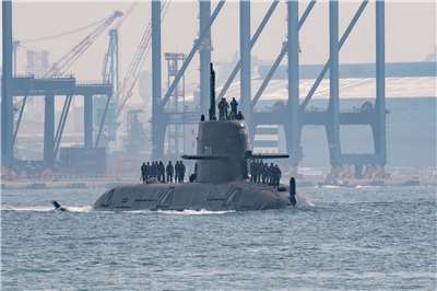 國造潛艦海鯤號近兩週已依測試程序書執行4次「淺水潛航」測試，台船8日進一步公布測試紀錄片。圖為國安會秘書長吳釗燮在社群發布海鯤號成功潛航測試照片，資料照片。（X平台/@josephwutw）