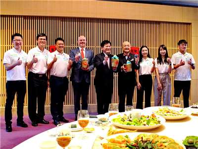 外交部長林佳龍(中)邀請美國在台協會處長谷立言(左4)、日台交流協會代表片山和之(右4)，以及農青大使同賀新春，祝福國人馬年行大運。(央廣檔案／記者王照坤)