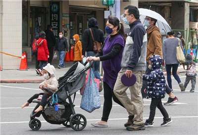 台北市宣布推動「育兒減少工時」試辦計畫，外界關注其他五都是否跟進。示意圖。(圖：中央社)