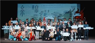 國立傳統藝術中心主任陳悅宜(中)近日接受央廣專訪指出，分享對於2025傳統戲曲「變與不變」的觀察，不僅票房趨於穩定，更關鍵的是觀眾結構出現明顯變化，年齡層正在下降，讓她感到振奮。(傳藝中心提供)