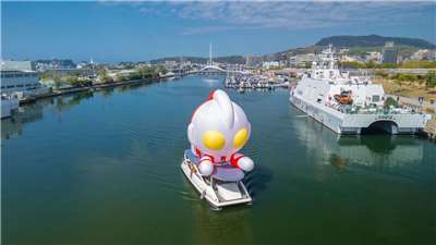 Q版初代超人力霸王現身愛河灣。 (圖:高雄旅遊網) 