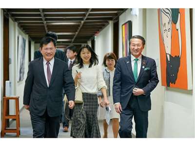 外交部長林佳龍(左)10日頒贈「外交之友貢獻獎」給日本鳥取縣知事平井伸治(右)，感謝並表彰他長年的投入與貢獻 (圖取自林佳龍臉書)