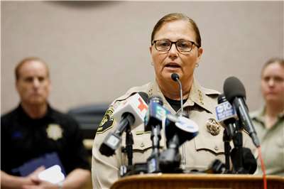 加州滑雪團8死1失蹤， 美國45年來最致命雪崩事故。圖為內華達郡(Nevada County)警長穆恩(Shannan Moon)回答記者提問。