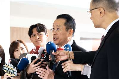 國防部長顧立雄24日表示，即便軍購特別條例通過，相關的預算編列也很難在期限內完成，因此希望能獲得立法院的授權，先與美方簽署發價書，避免軍購案延宕。(楊仁翔 攝)