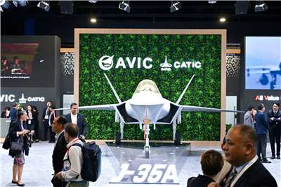 中國利用本週的新加坡航空展(Singapore Airshow)大秀其軍事與航空實力，展場中中國航空工業集團(AVIC)佔據顯眼位置並展出多項戰機模型。(路透社/達志影像)